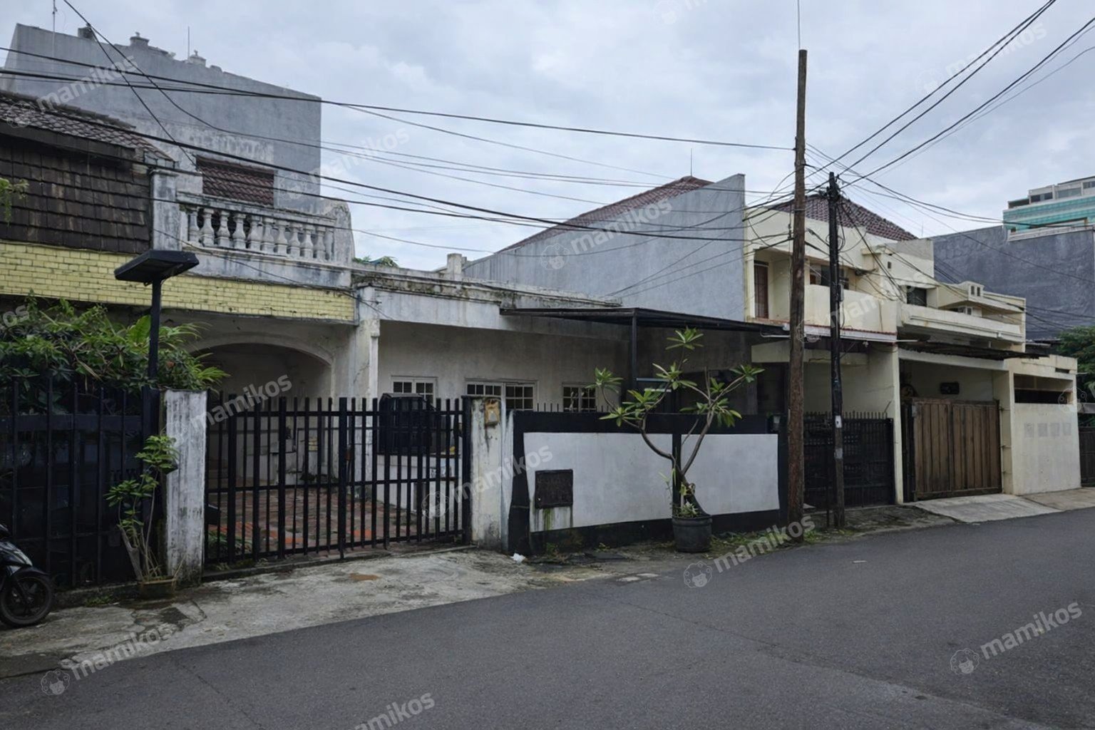 Rumah Sertifikat SHM 3 Kamar Tidur 3 Kamar Mandi Guntur Jakarta Selatan