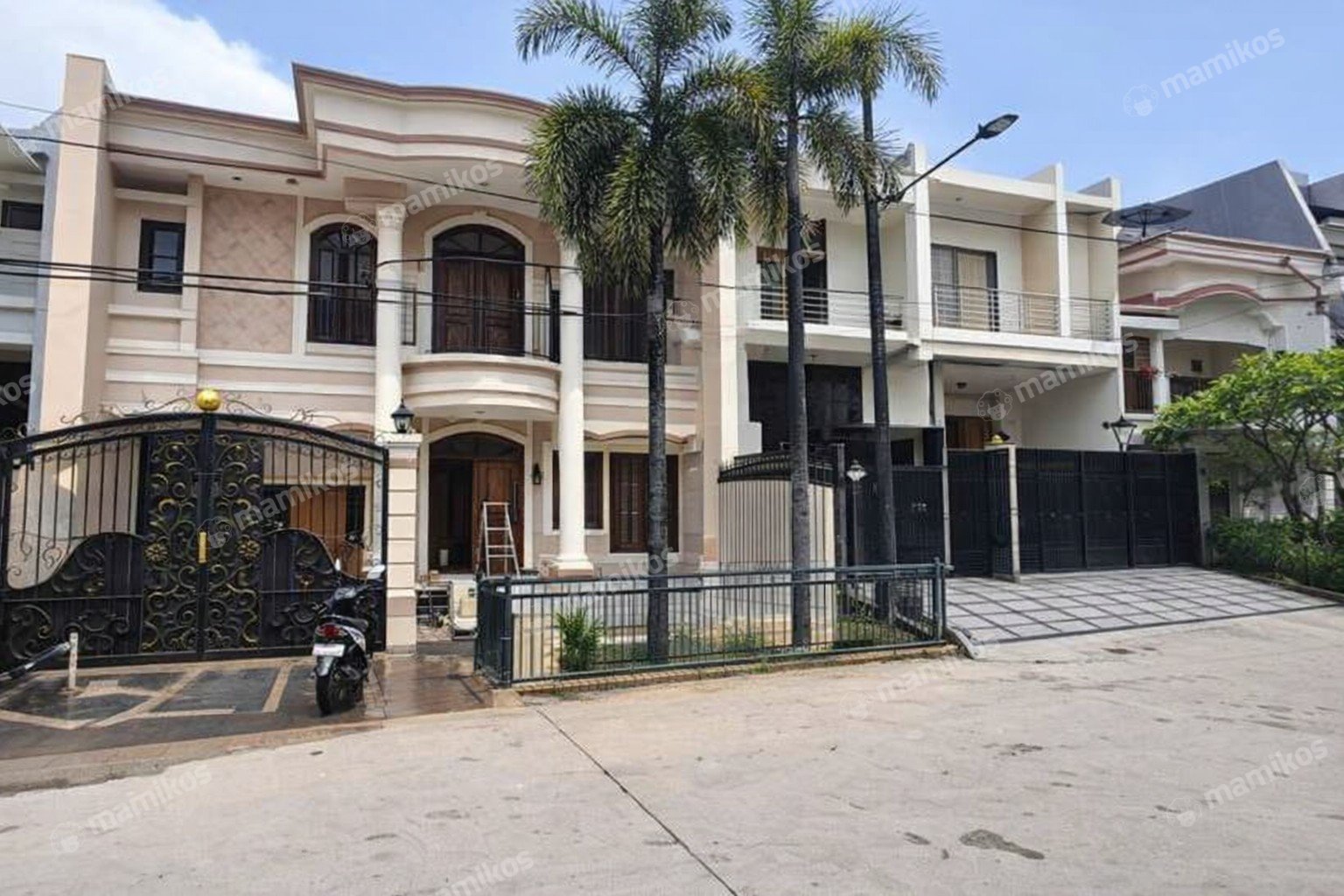 Rumah Sertifikat SHM 5 Kamar Tidur 5 Kamar Mandi Green garden Jakarta Barat