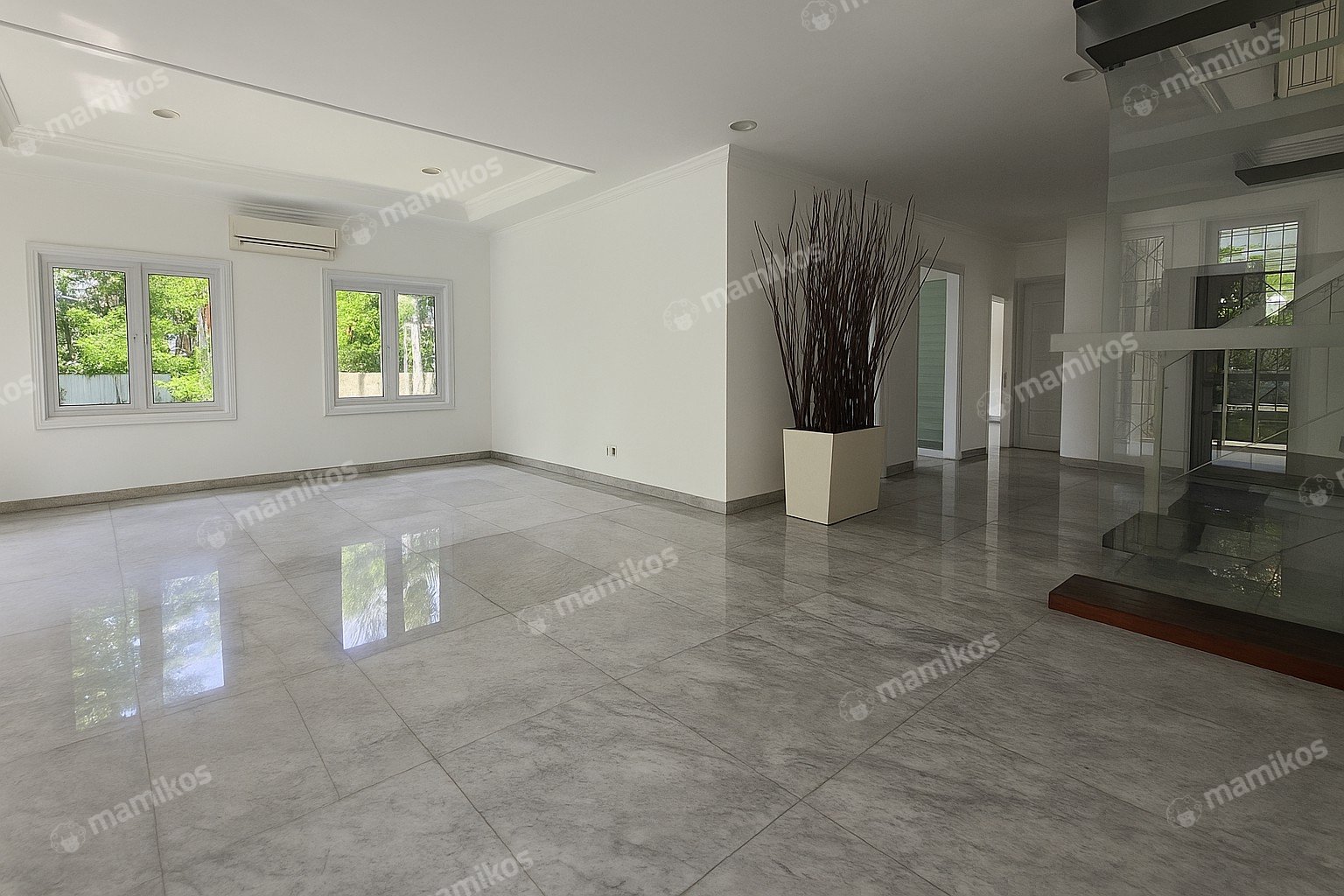 Rumah Sertifikat SHM 5 Kamar Tidur 3 Kamar Mandi Intercon Jakarta Barat