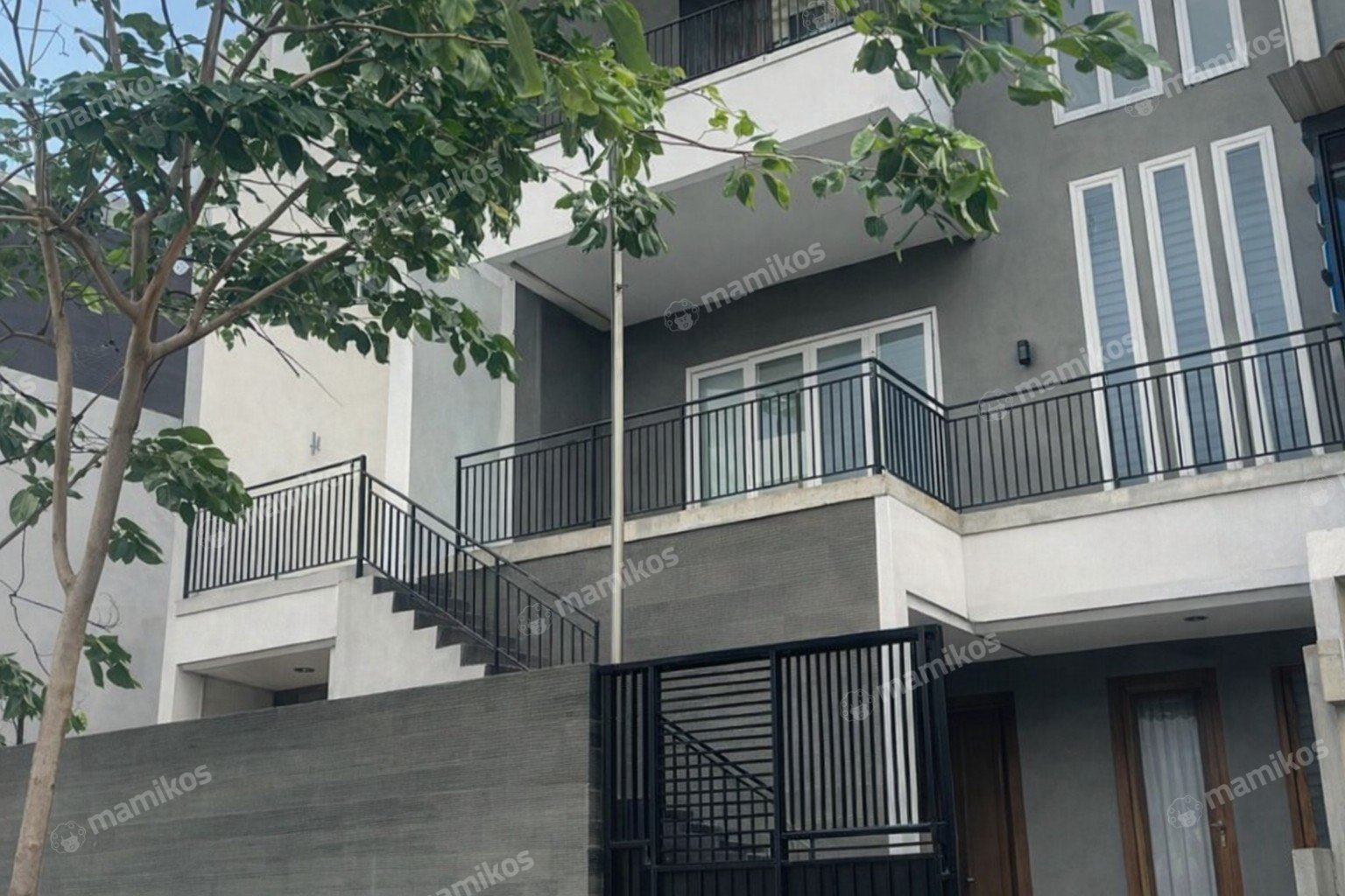 Rumah Sertifikat SHM 6 Kamar Tidur 4 Kamar Mandi Taman Grisenda Jakarta Utara