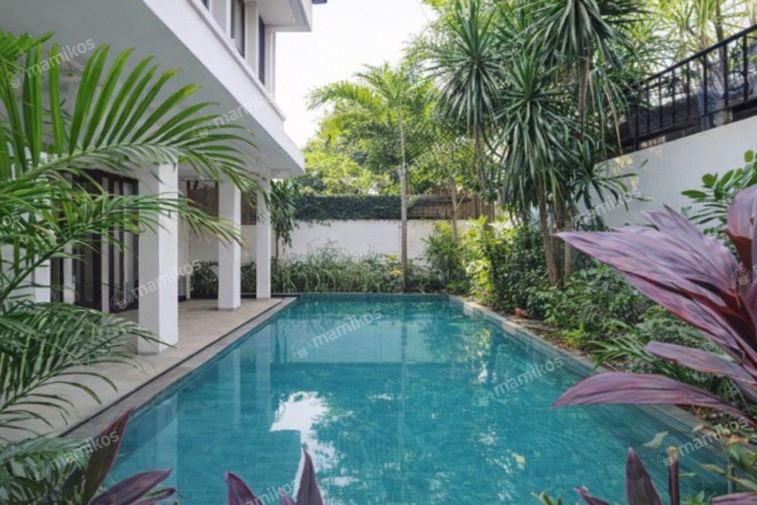 Rumah 6 Kamar Tidur 5 Kamar Mandi 2 Lantai Kemang Jakarta Selatan