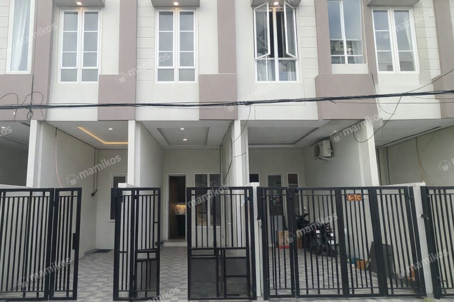 Rumah Sertifikat SHM 3 Kamar Tidur 3 Kamar Mandi Taman Ratu Jakarta Barat