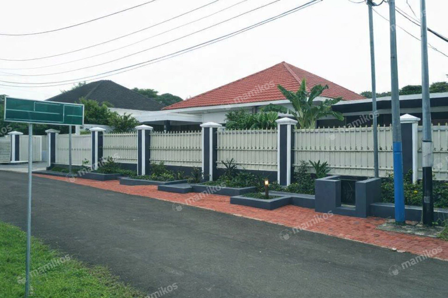 Rumah 4 Kamar Tidur 2 Kamar Mandi 2 Lantai Jatiwaringin Jakarta Timur - Photo 2