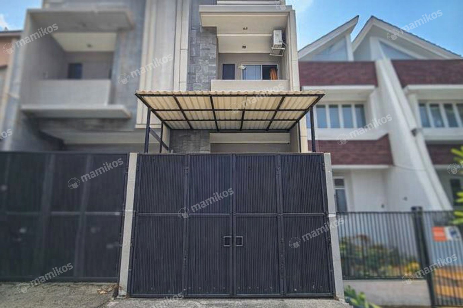 Rumah Sertifikat SHM 4 Kamar Tidur 4 Kamar Mandi Taman Ratu Jakarta Barat