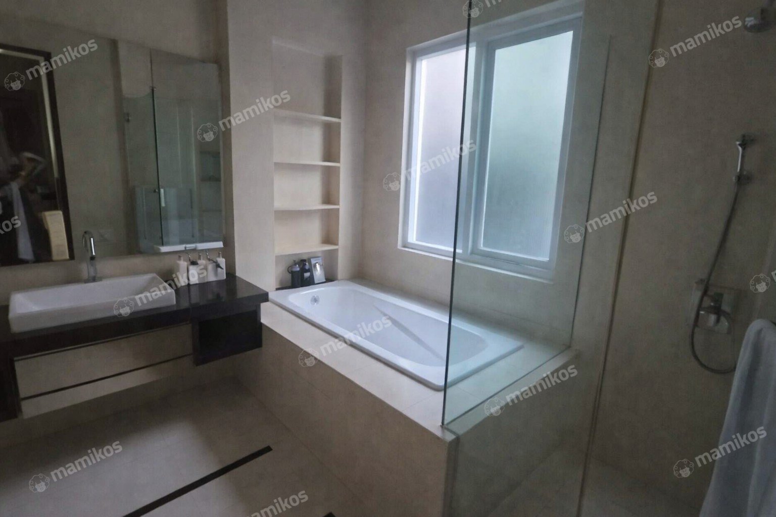 Rumah Sertifikat SHM 4 Kamar Tidur 4 Kamar Mandi Pantai Indah Kapuk Jakarta Utara - Photo 4