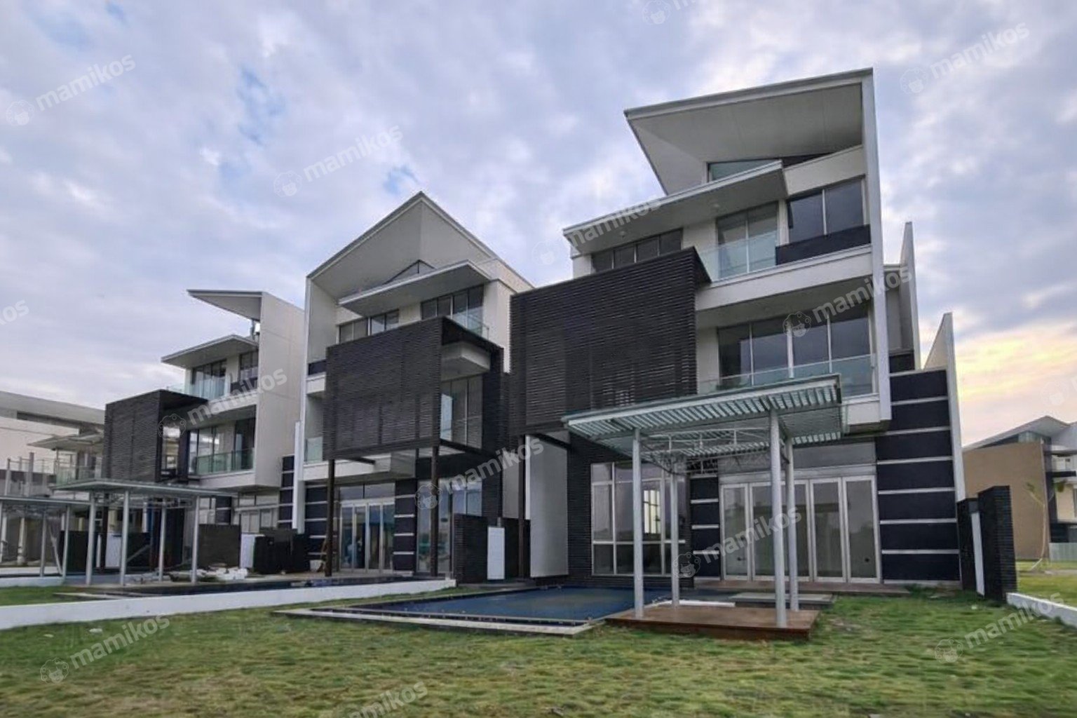 Rumah 4 Kamar Tidur 4 Kamar Mandi 3 Lantai Pantai Indah Kapuk Jakarta Utara