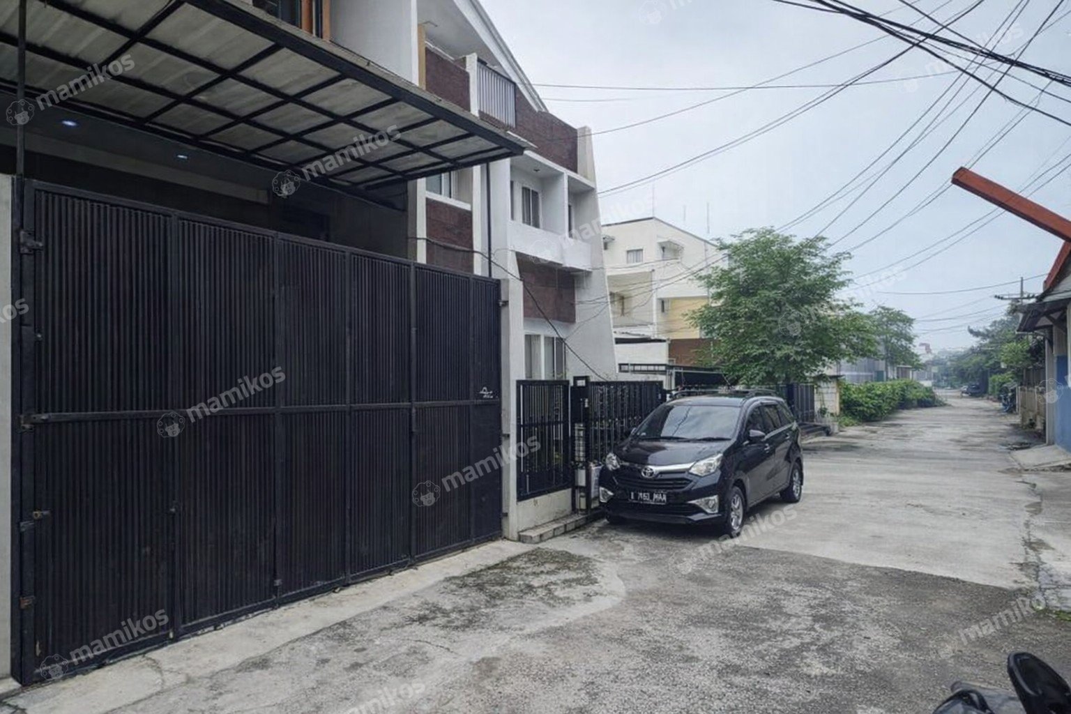 Rumah Sertifikat SHM 5 Kamar Tidur 4 Kamar Mandi Taman Ratu Jakarta Barat