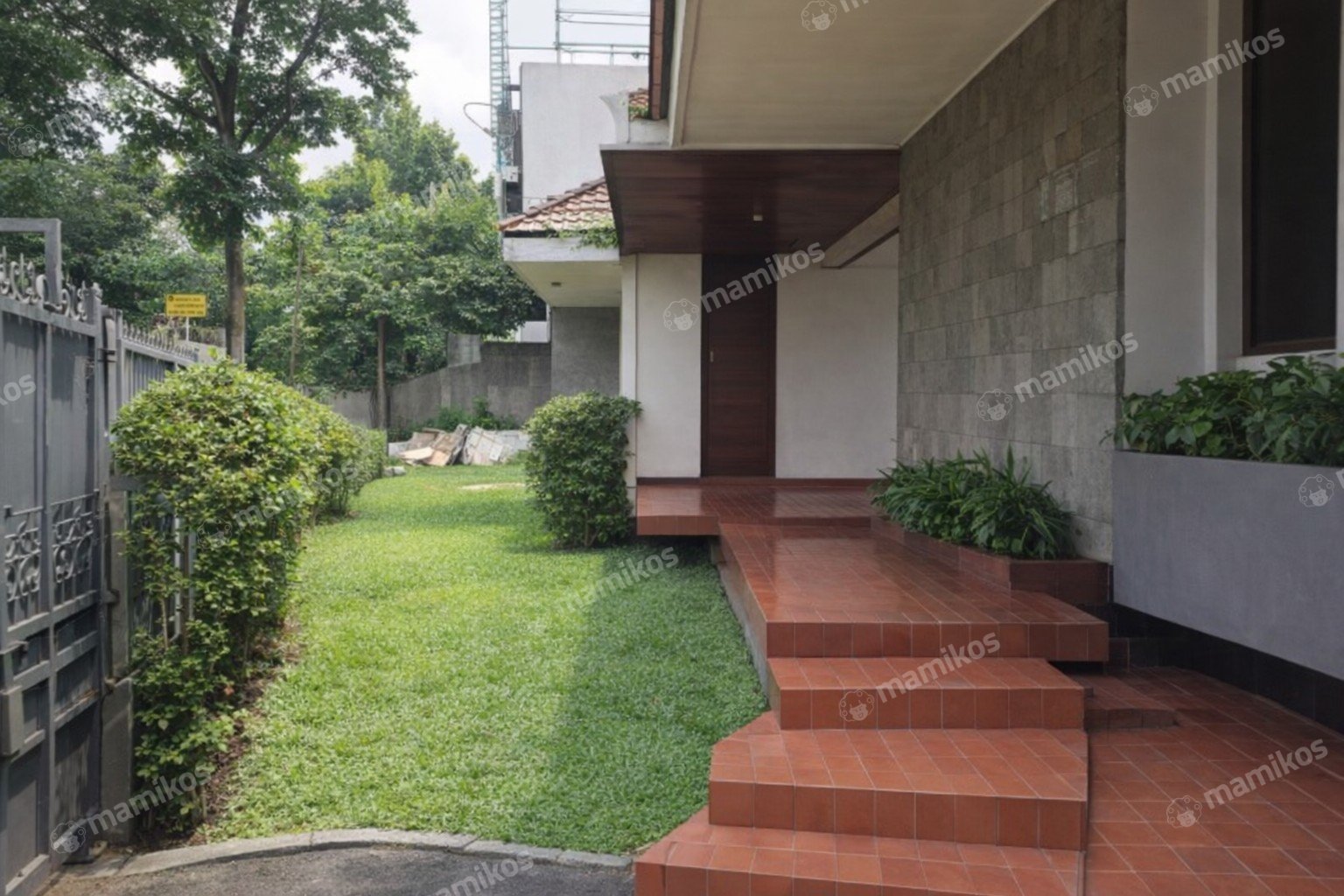 Rumah Sertifikat SHM 4 Kamar Tidur 3 Kamar Mandi Menteng Dalam Jakarta Selatan - Photo 2