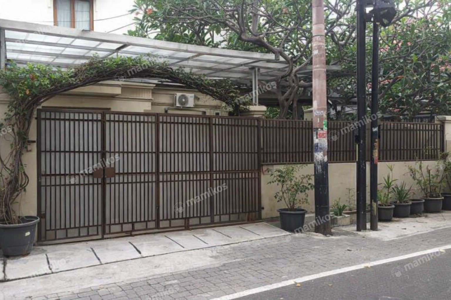 Rumah Sertifikat SHM 11 Kamar Tidur 7 Kamar Mandi Kebayoran Baru Jakarta Selatan
