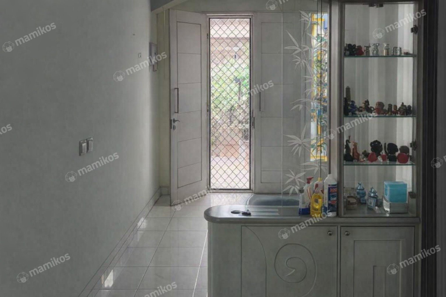 Rumah Sertifikat SHM 3 Kamar Tidur 4 Kamar Mandi Taman Surya Jakarta Barat