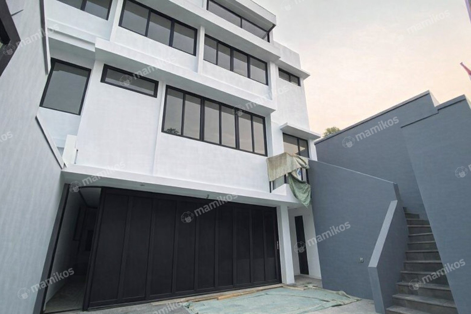 Rumah Sertifikat SHM 5 Kamar Tidur 4 Kamar Mandi Kemang Jakarta Selatan