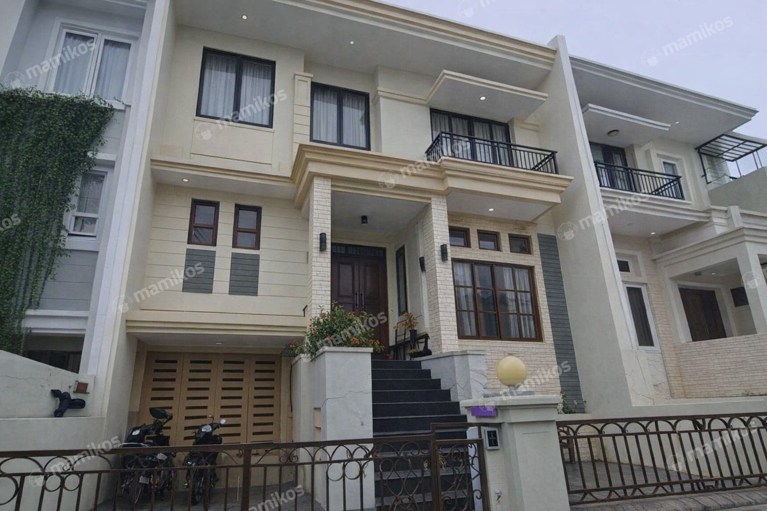 Rumah Sertifikat SHM 5 Kamar Tidur 6 Kamar Mandi Green garden Jakarta Barat