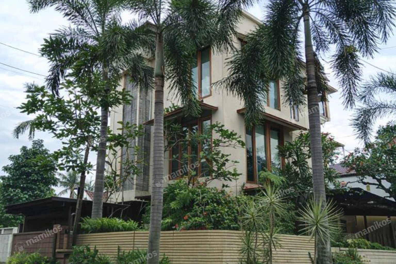 Rumah Sertifikat SHM 5 Kamar Tidur 4 Kamar Mandi Puri Indah Jakarta Barat