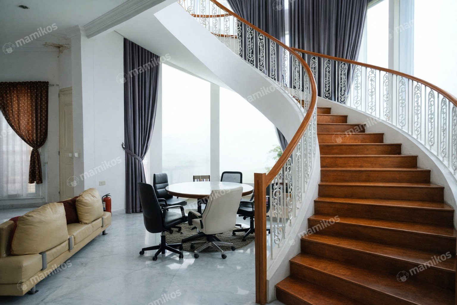 Rumah Sertifikat SHM 4 Kamar Tidur 5 Kamar Mandi Intercon Jakarta Barat