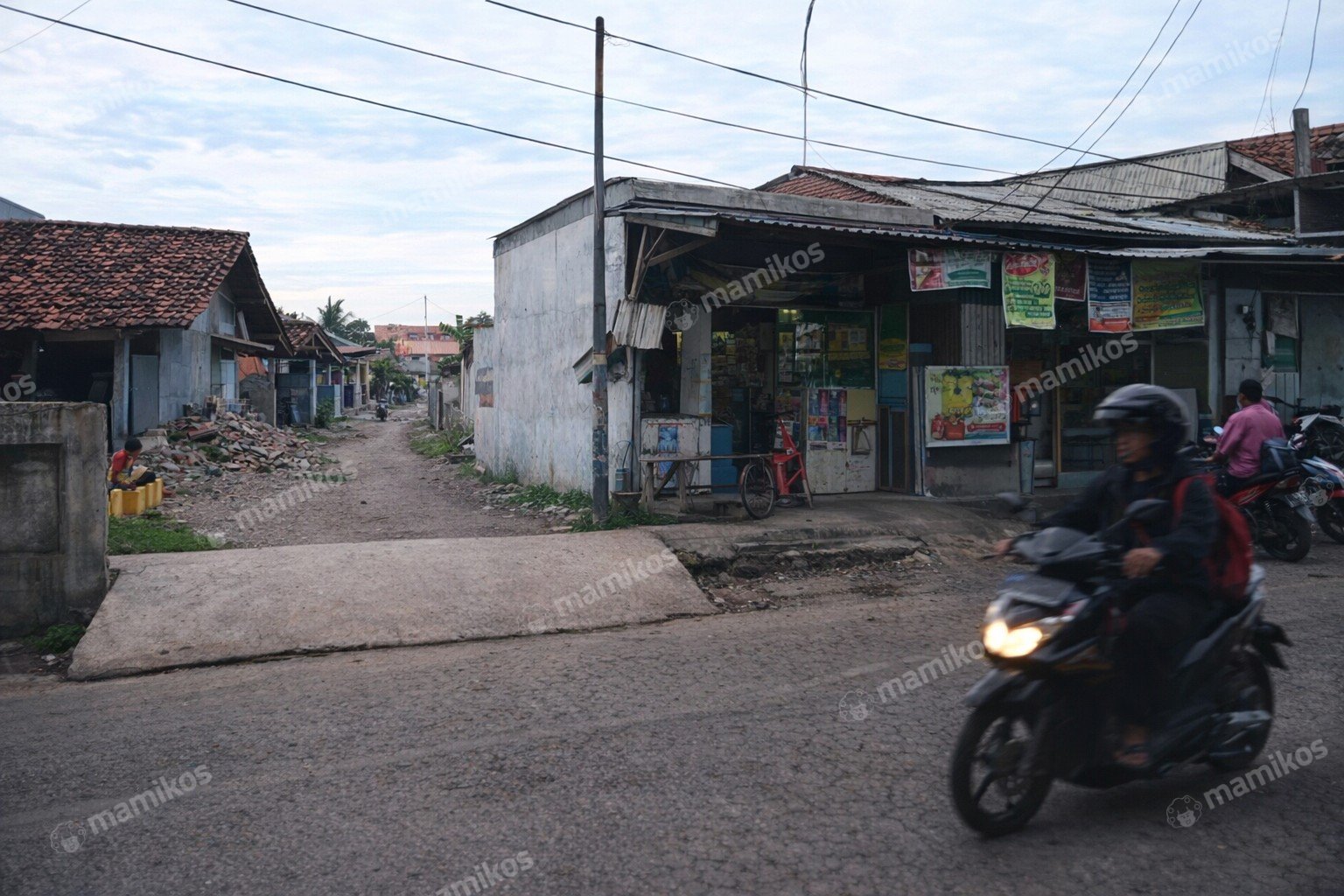 Rumah Sertifikat SHM 5 Kamar Tidur 5 Kamar Mandi Cengkareng Jakarta Barat - Photo 2
