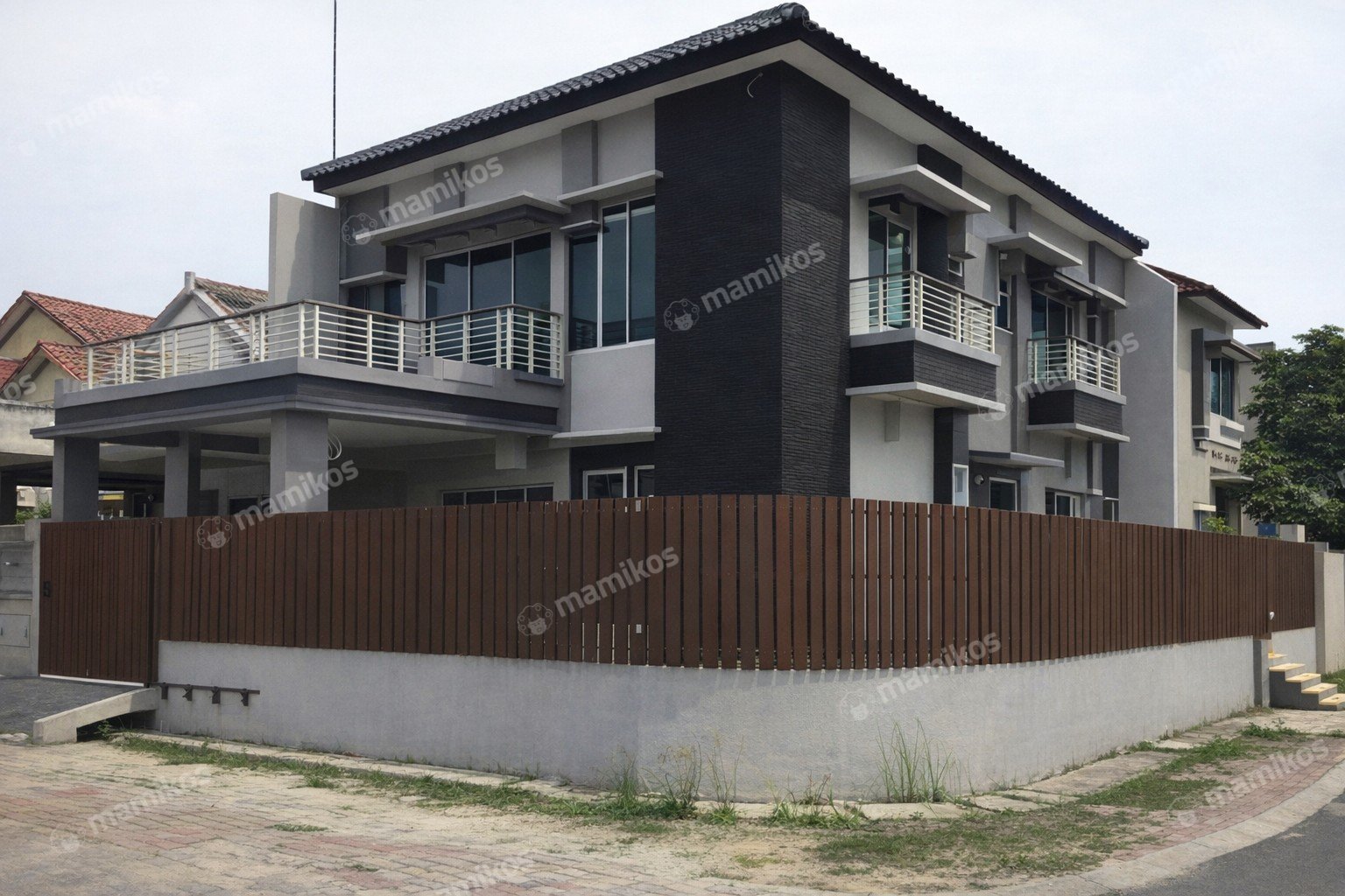 Rumah 4 Kamar Tidur 3 Kamar Mandi 2 Lantai Taman Surya Jakarta Barat