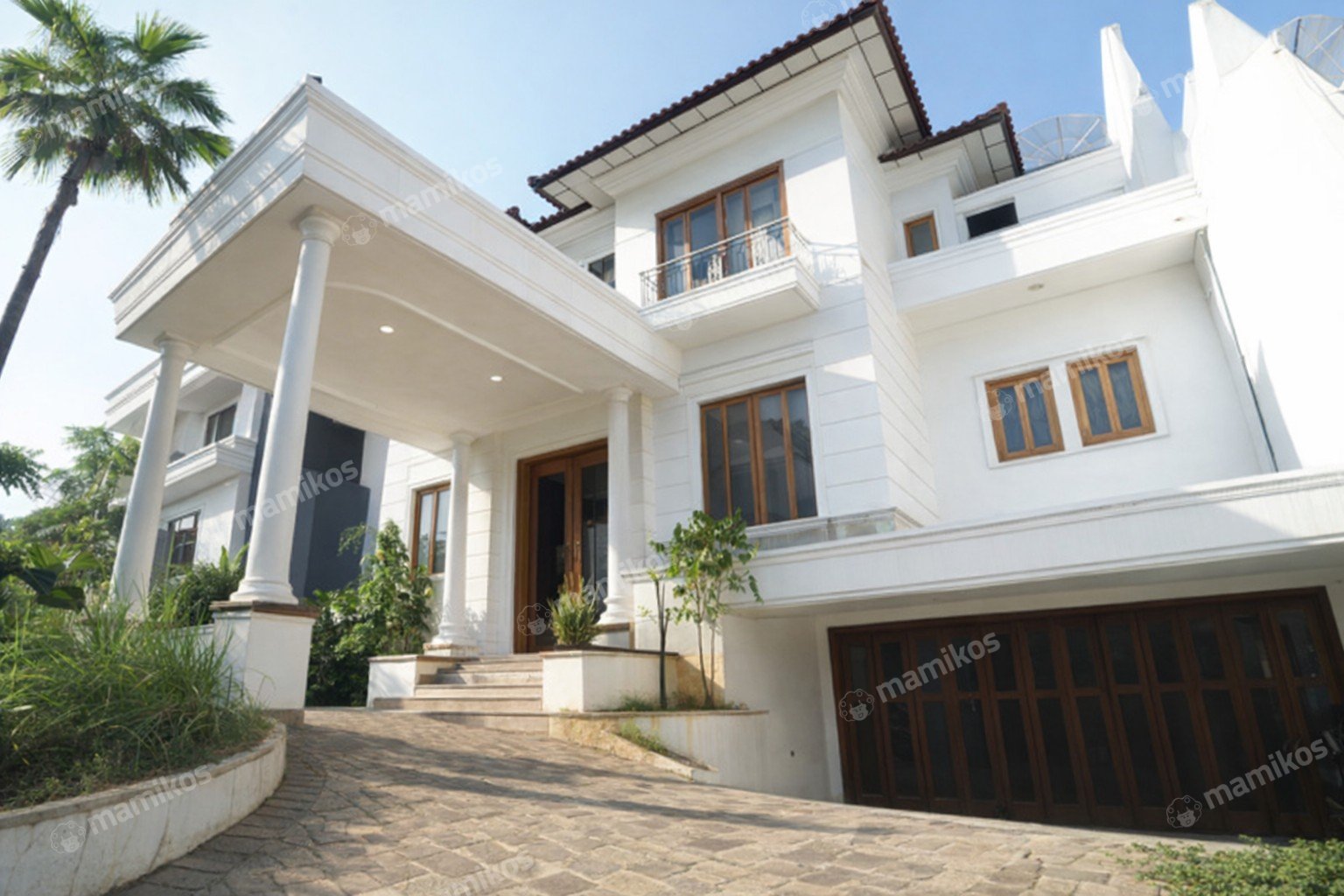 Rumah Sertifikat SHM 10 Kamar Tidur 7 Kamar Mandi Intercon Jakarta Barat