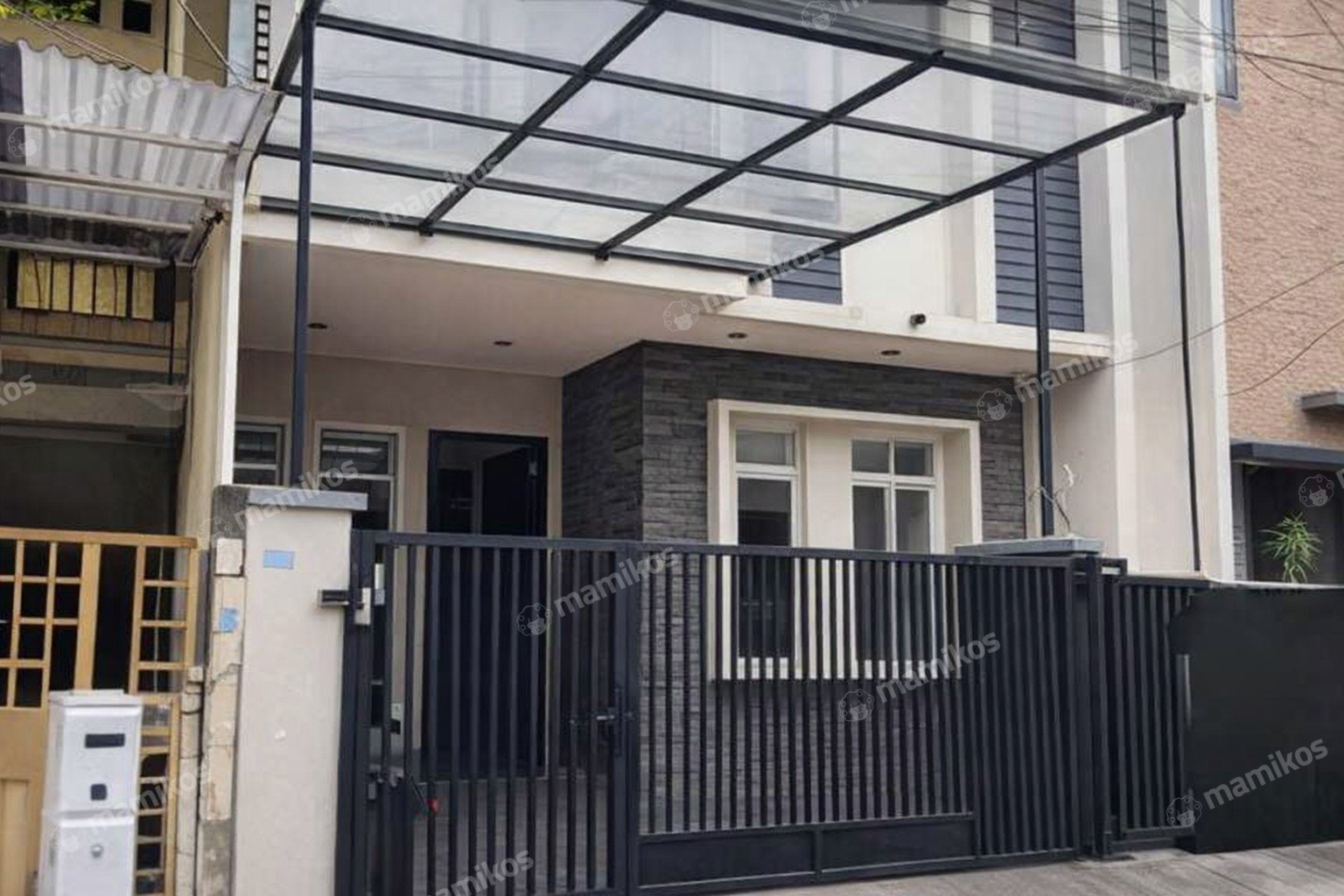 Rumah Sertifikat SHM 5 Kamar Tidur 3 Kamar Mandi Taman Ratu Jakarta Barat