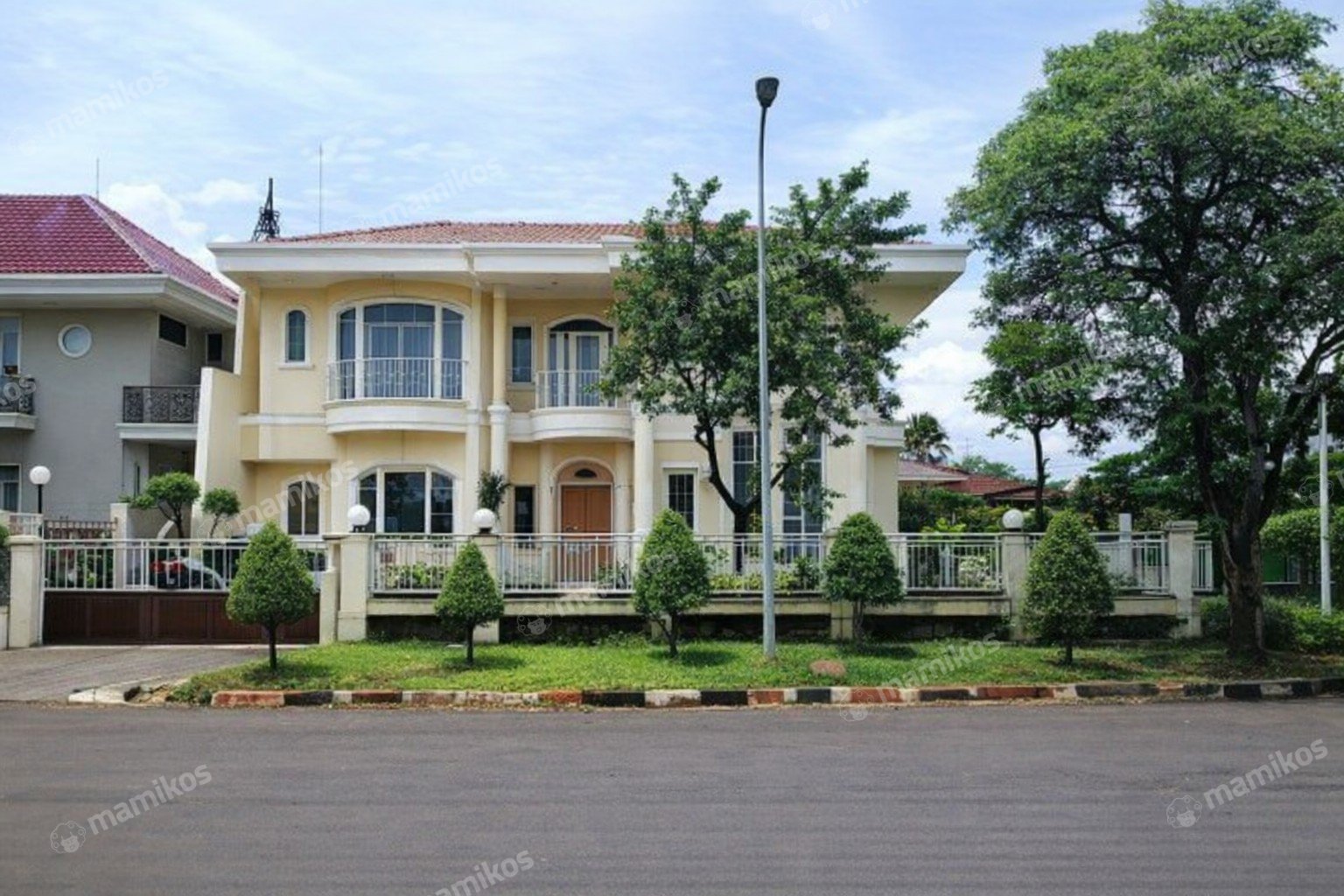 Rumah Sertifikat SHM 5 Kamar Tidur 4 Kamar Mandi Intercon Jakarta Barat