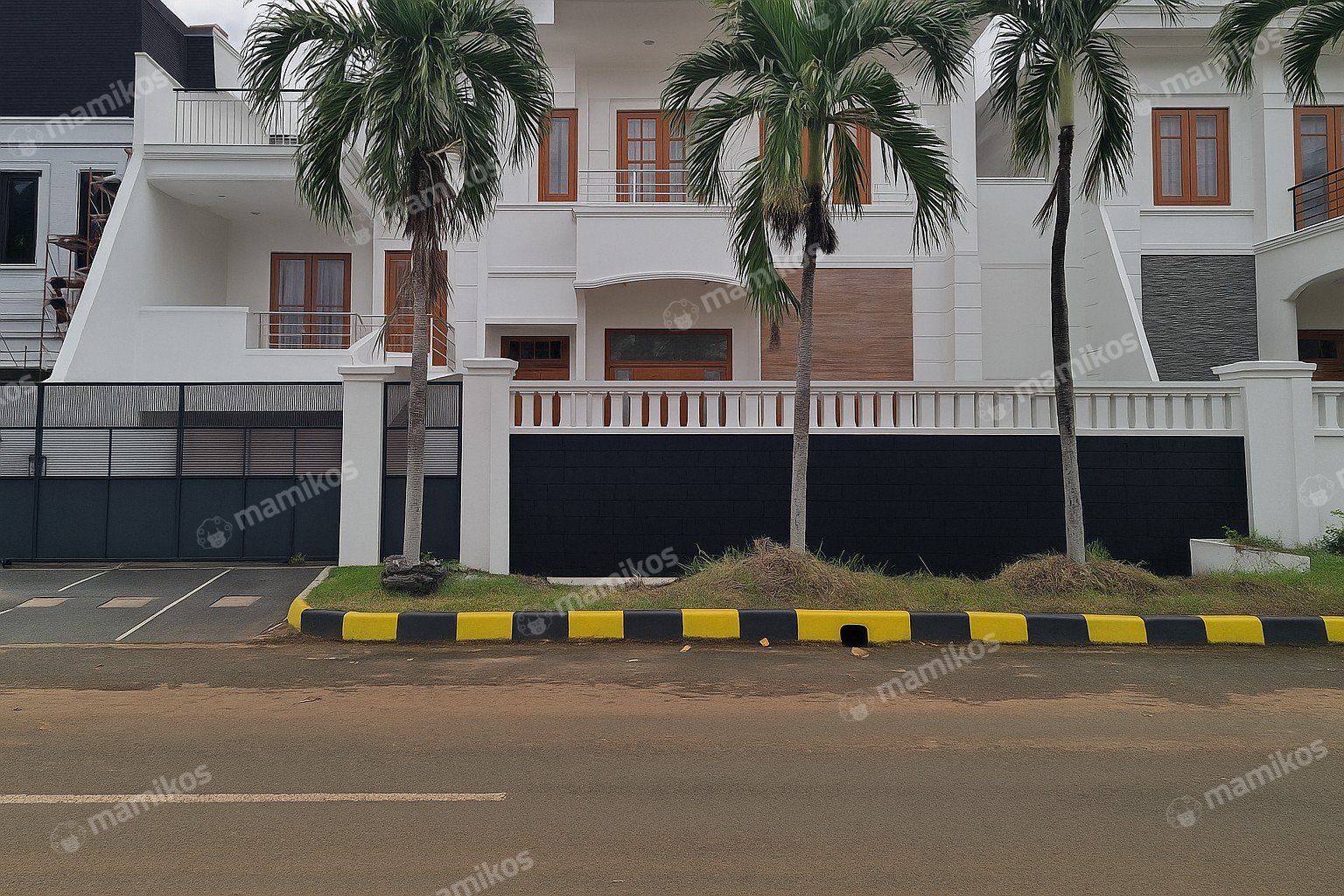 Rumah Sertifikat SHM 4 Kamar Tidur 4 Kamar Mandi Intercon Jakarta Barat