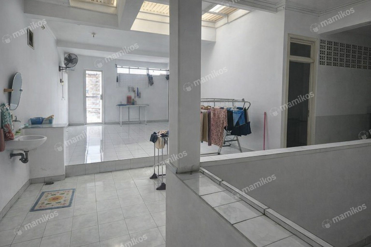 Rumah Sertifikat SHM 4 Kamar Tidur 4 Kamar Mandi Taman Palem Jakarta Barat