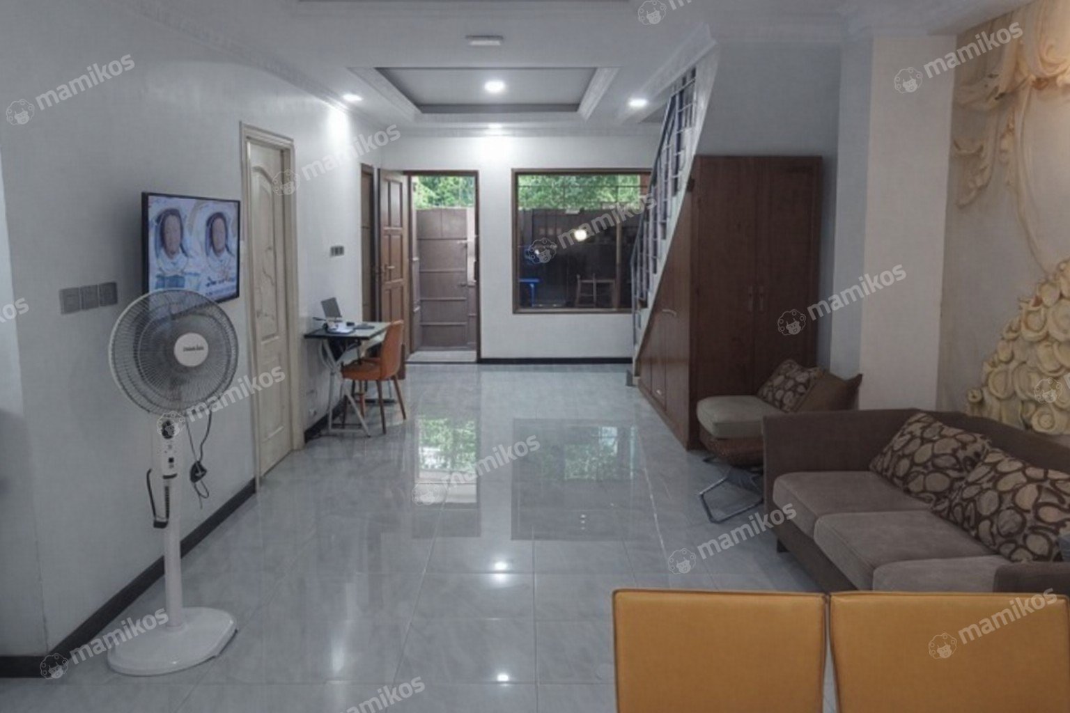 Rumah Sertifikat SHM 8 Kamar Tidur 6 Kamar Mandi Taman Palem Jakarta Barat