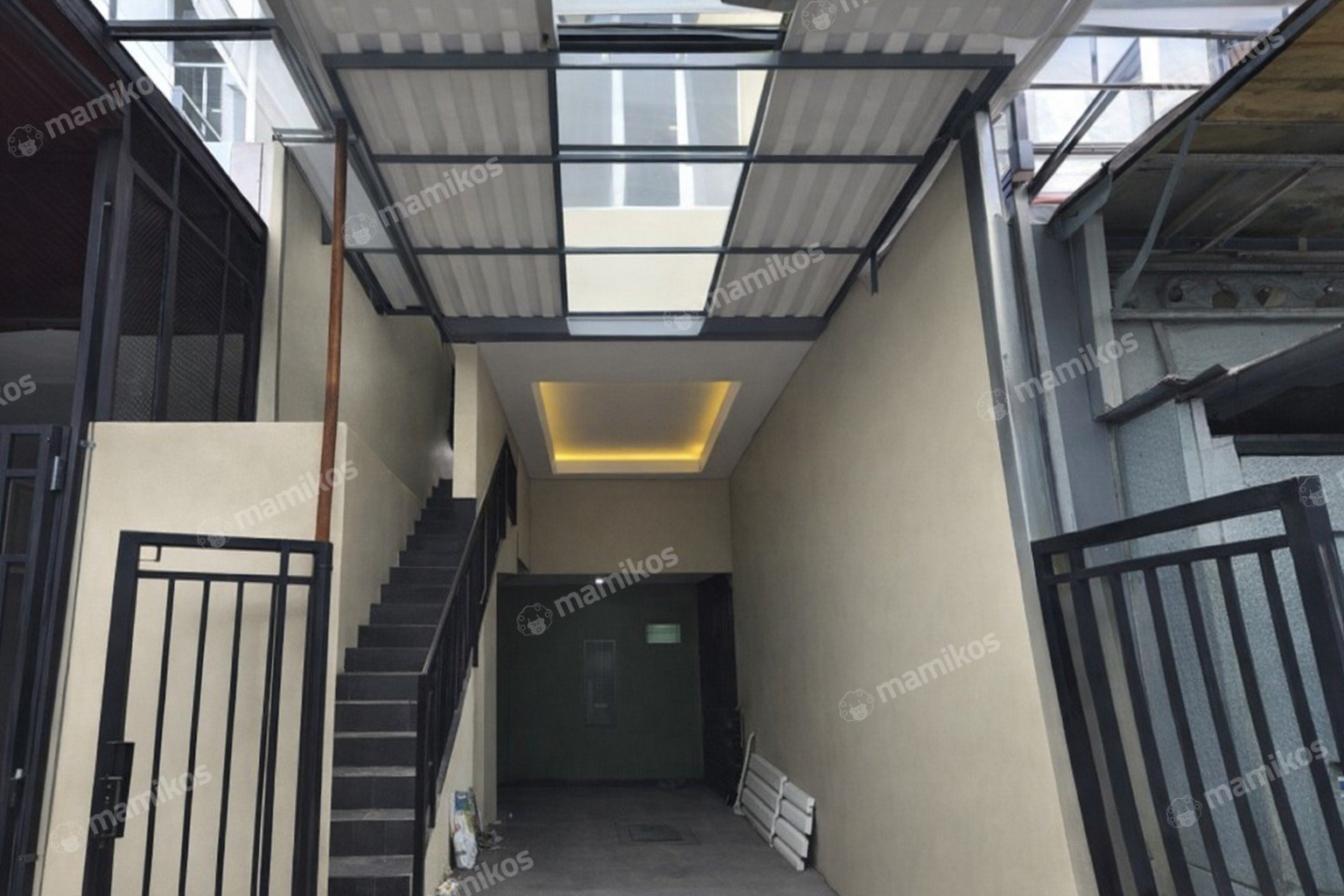 Rumah Sertifikat SHM 4 Kamar Tidur 4 Kamar Mandi Taman Ratu Jakarta Barat