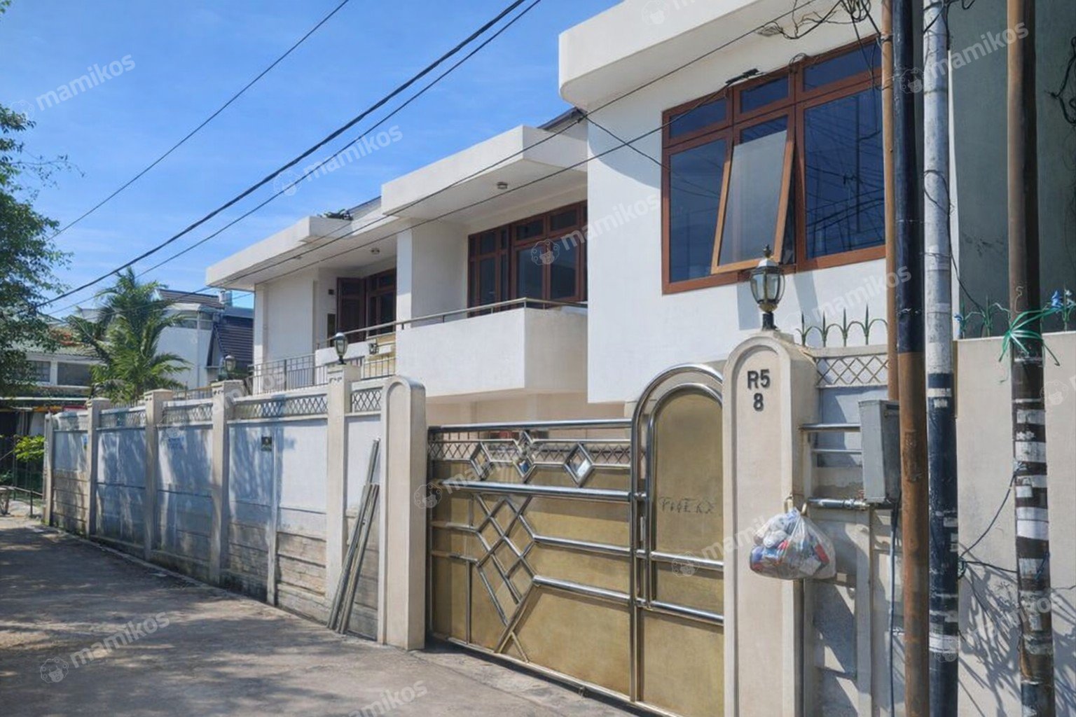 Rumah Sertifikat SHM 3 Kamar Tidur 3 Kamar Mandi Taman Ratu Jakarta Barat