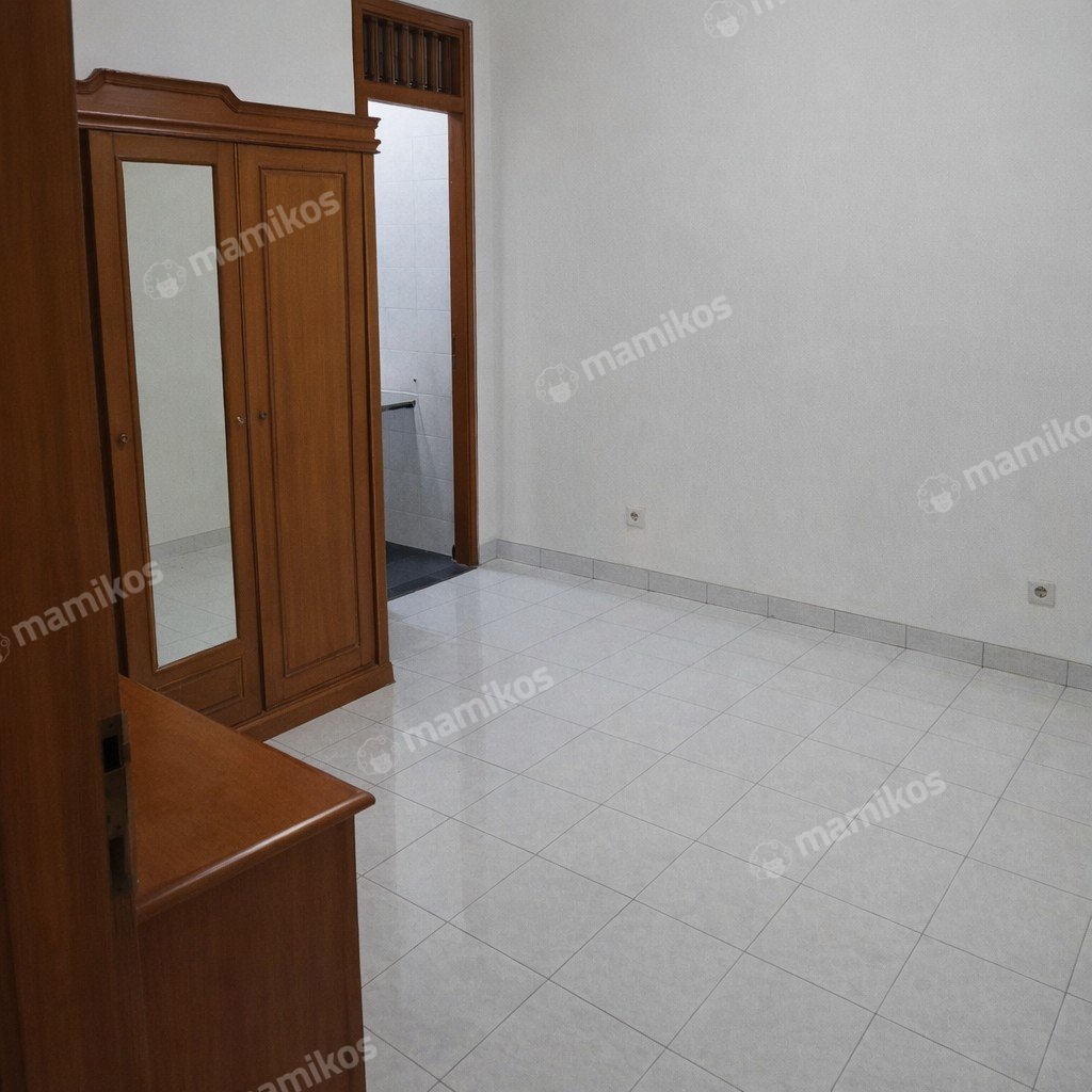 Rumah 6 Kamar Tidur 5 Kamar Mandi 2 Lantai Intercon Jakarta Barat - Photo 2