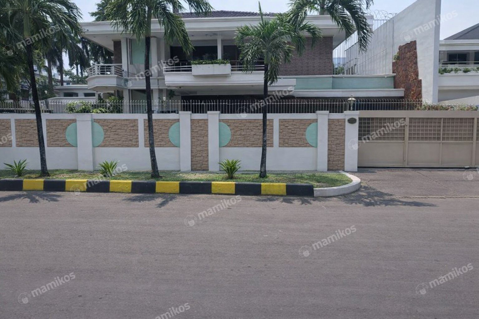 Rumah Sertifikat SHM 5 Kamar Tidur 5 Kamar Mandi Intercon Jakarta Barat