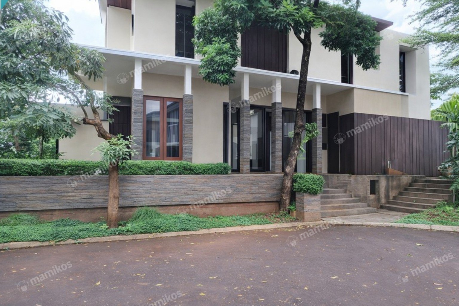Rumah Sertifikat SHM 4 Kamar Tidur 4 Kamar Mandi Citra Grand Jakarta Timur