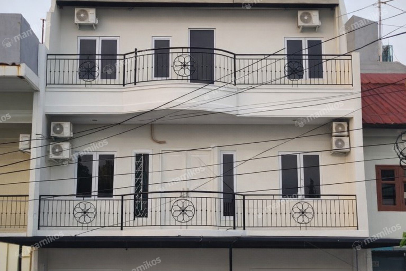 Rumah Sertifikat SHM 9 Kamar Tidur 6 Kamar Mandi Taman Palem Jakarta Barat