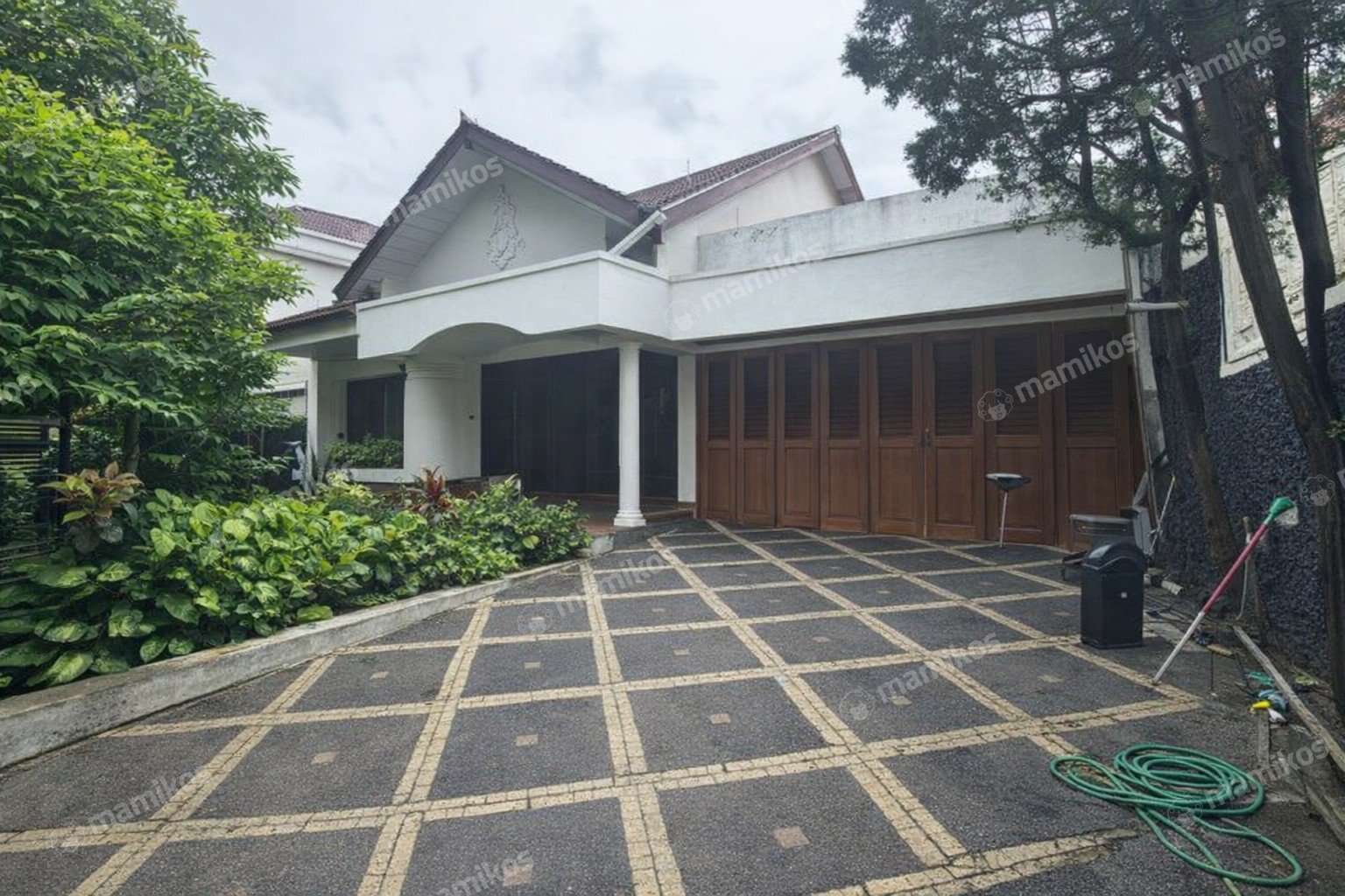 Rumah Sertifikat SHM 7 Kamar Tidur 4 Kamar Mandi Kemang Jakarta Selatan