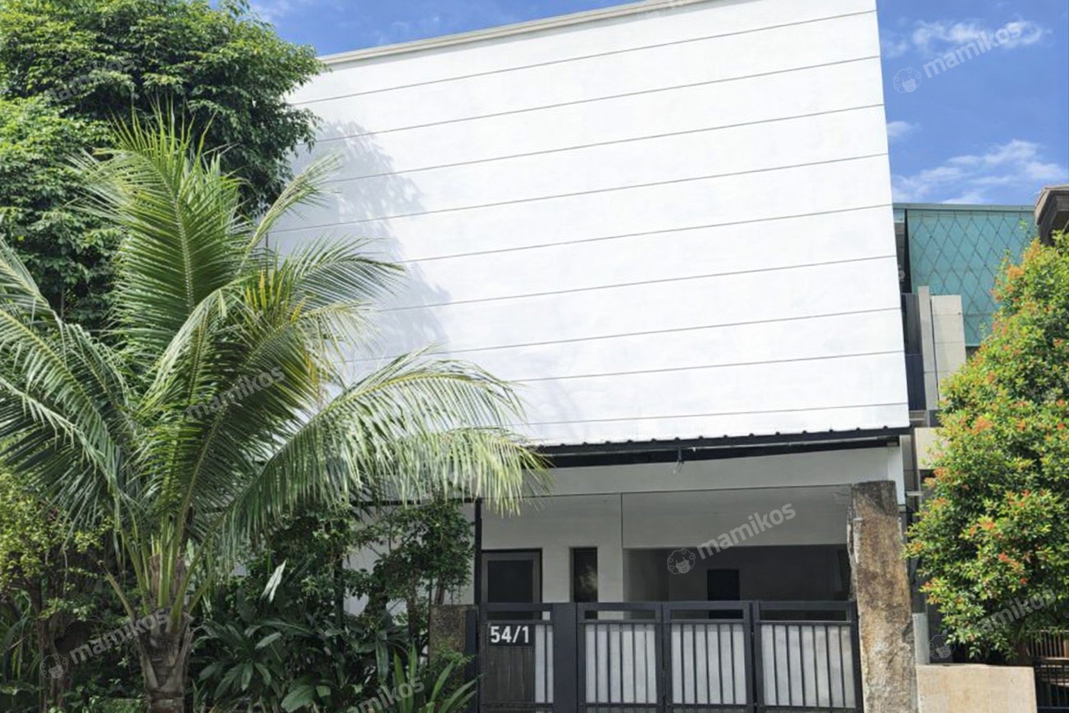 Rumah Sertifikat SHM 4 Kamar Tidur 4 Kamar Mandi Taman Ratu Jakarta Barat