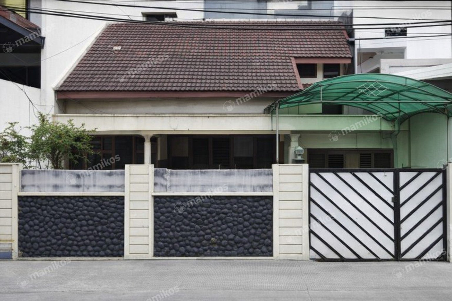 Rumah Sertifikat SHM 3 Kamar Tidur 3 Kamar Mandi Taman Ratu Jakarta Barat