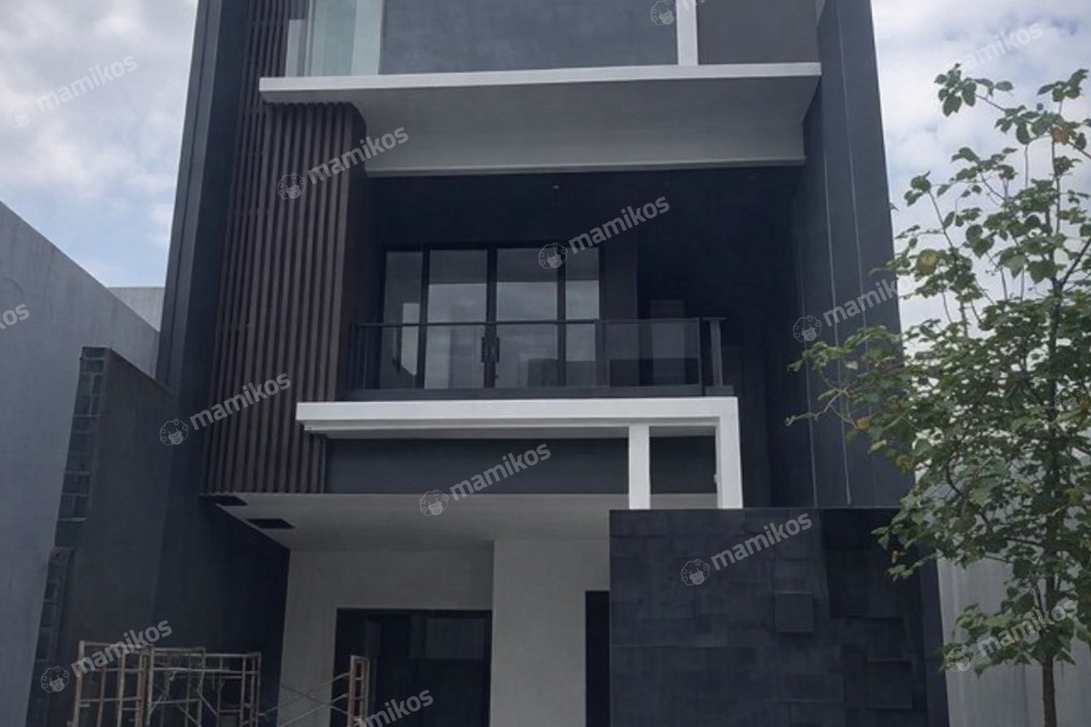 Rumah 5 Kamar Tidur 4 Kamar Mandi 4 Lantai Permata Buana Jakarta Barat