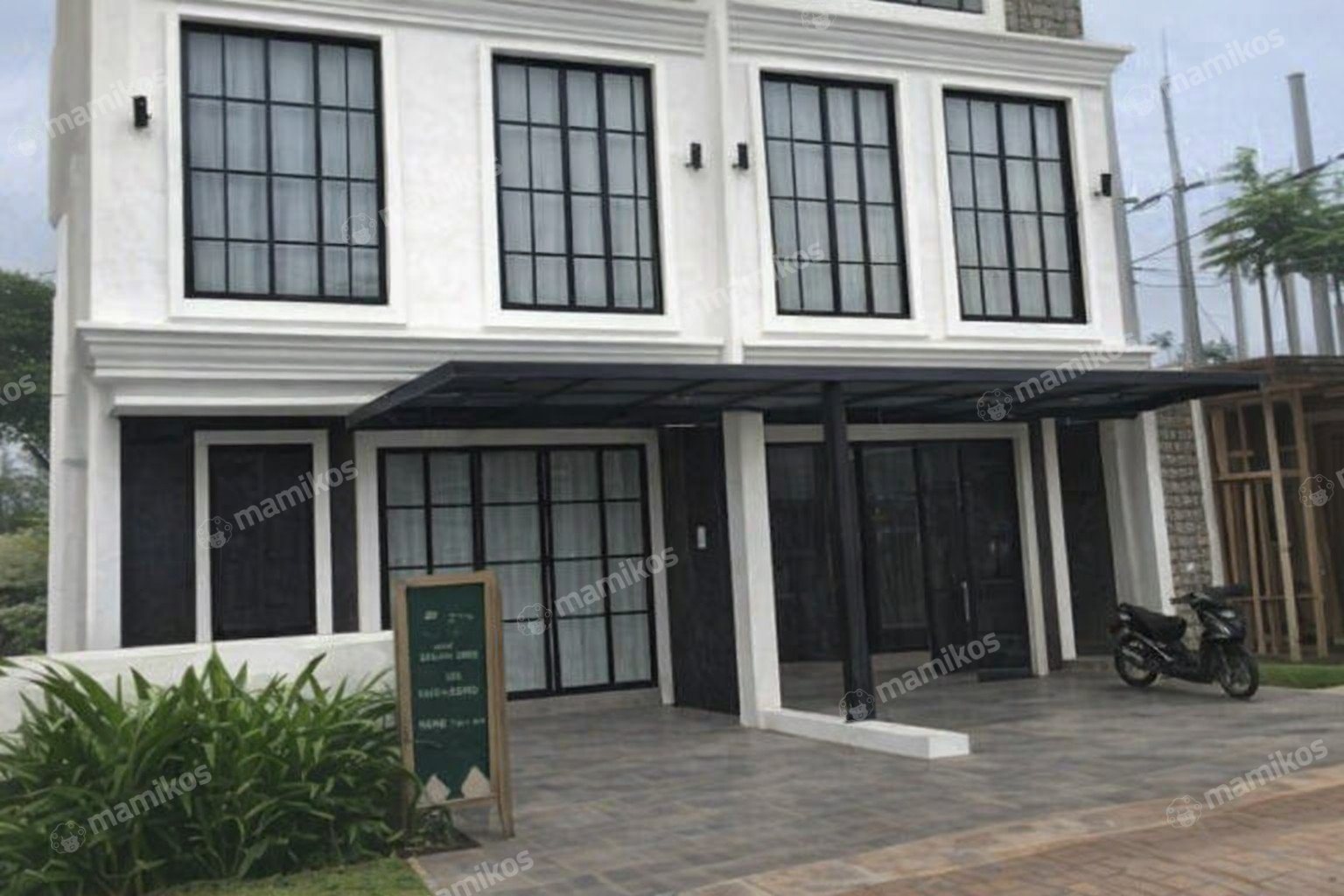 Rumah Sertifikat SHM 4 Kamar Tidur 3 Kamar Mandi Daan Mogot Jakarta Barat