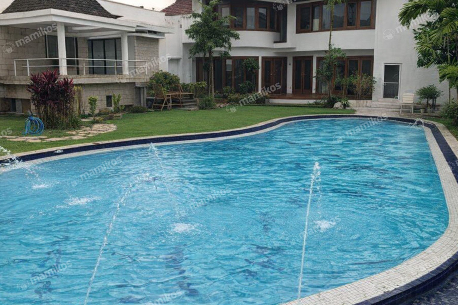 Rumah Sertifikat SHM 7 Kamar Tidur 7 Kamar Mandi Kemang Jakarta Selatan