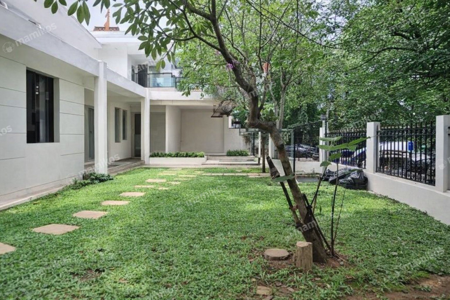 Rumah Sertifikat SHM 9 Kamar Tidur 4 Kamar Mandi Senopati Jakarta Selatan