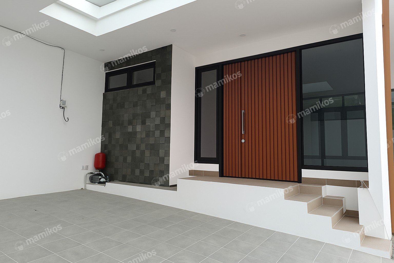 Rumah Sertifikat SHM 4 Kamar Tidur 4 Kamar Mandi Sunrise Garden Jakarta Barat