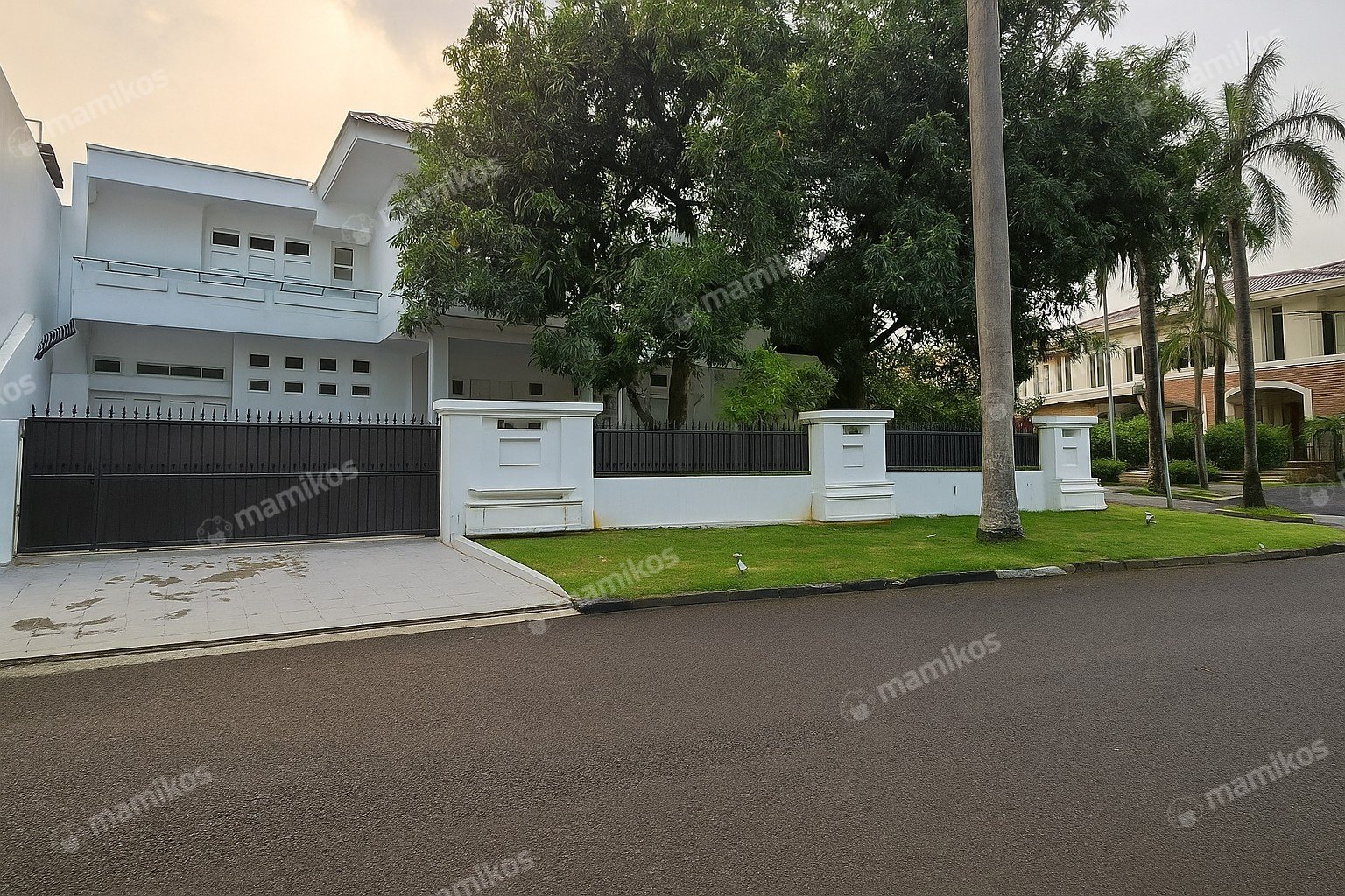 Rumah Sertifikat SHM 8 Kamar Tidur 7 Kamar Mandi Pondok Indah Jakarta Selatan