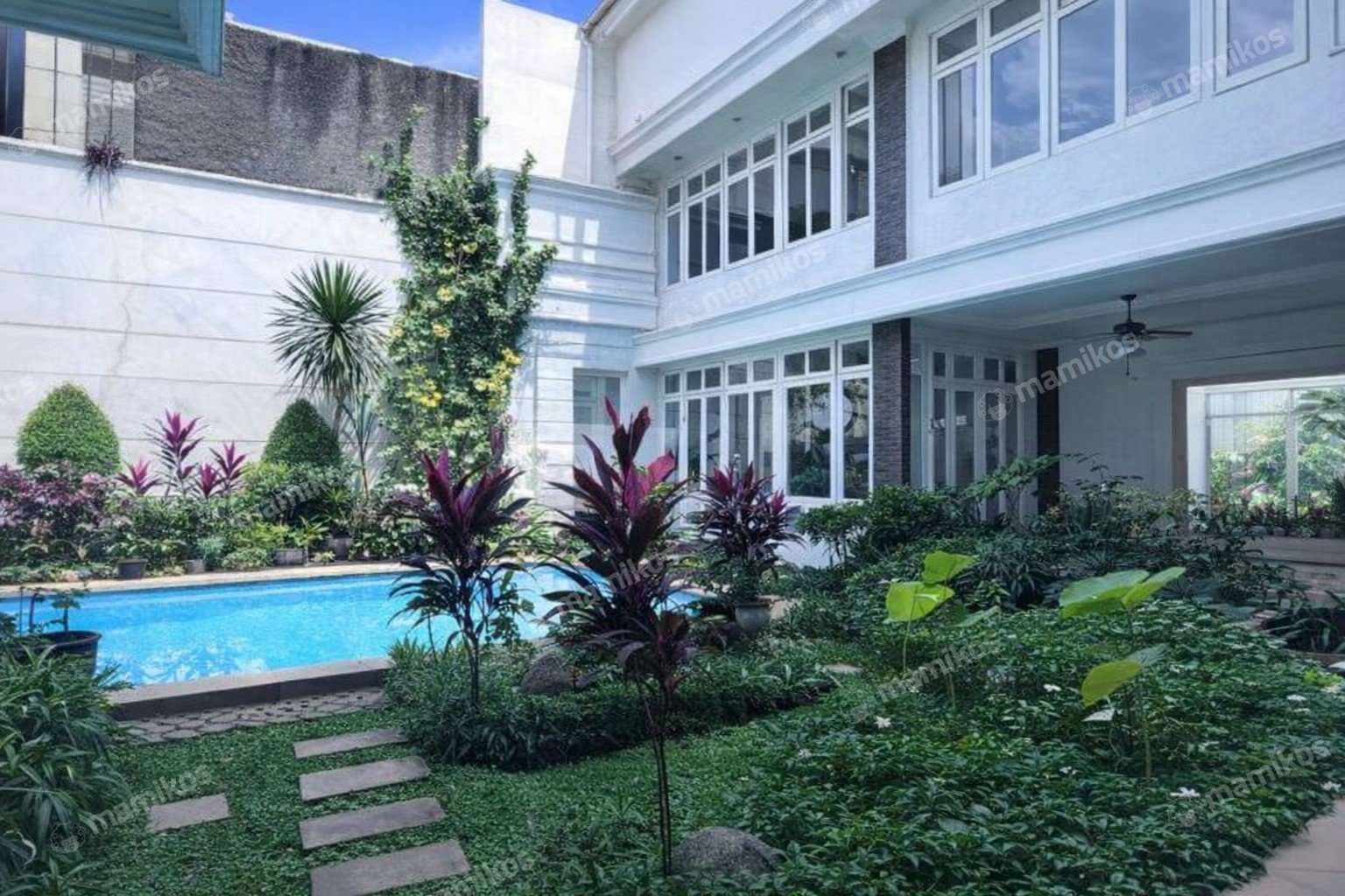 Rumah Sertifikat SHM 12 Kamar Tidur 12 Kamar Mandi Kemang Jakarta Selatan