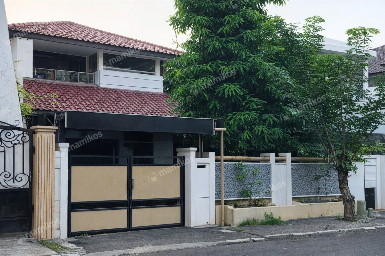 Rumah Sertifikat SHM 4 Kamar Tidur 3 Kamar Mandi Intercon Jakarta Barat