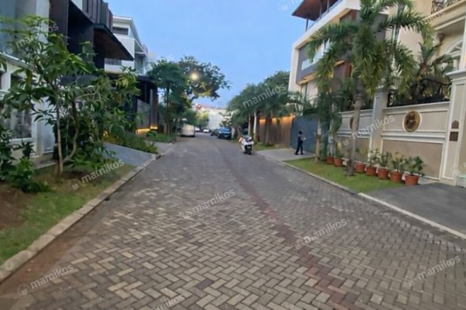 Rumah 5 Kamar Tidur 4 Kamar Mandi 3 Lantai Pantai Indah Kapuk Jakarta Utara