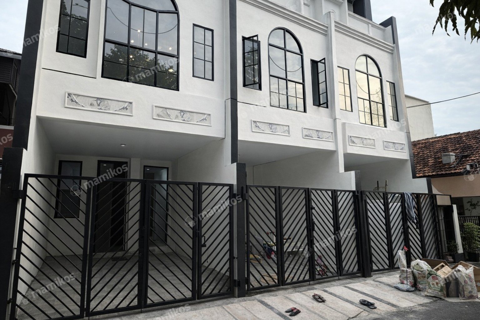 Rumah Sertifikat SHM 4 Kamar Tidur 4 Kamar Mandi Tanjung Duren Jakarta Barat