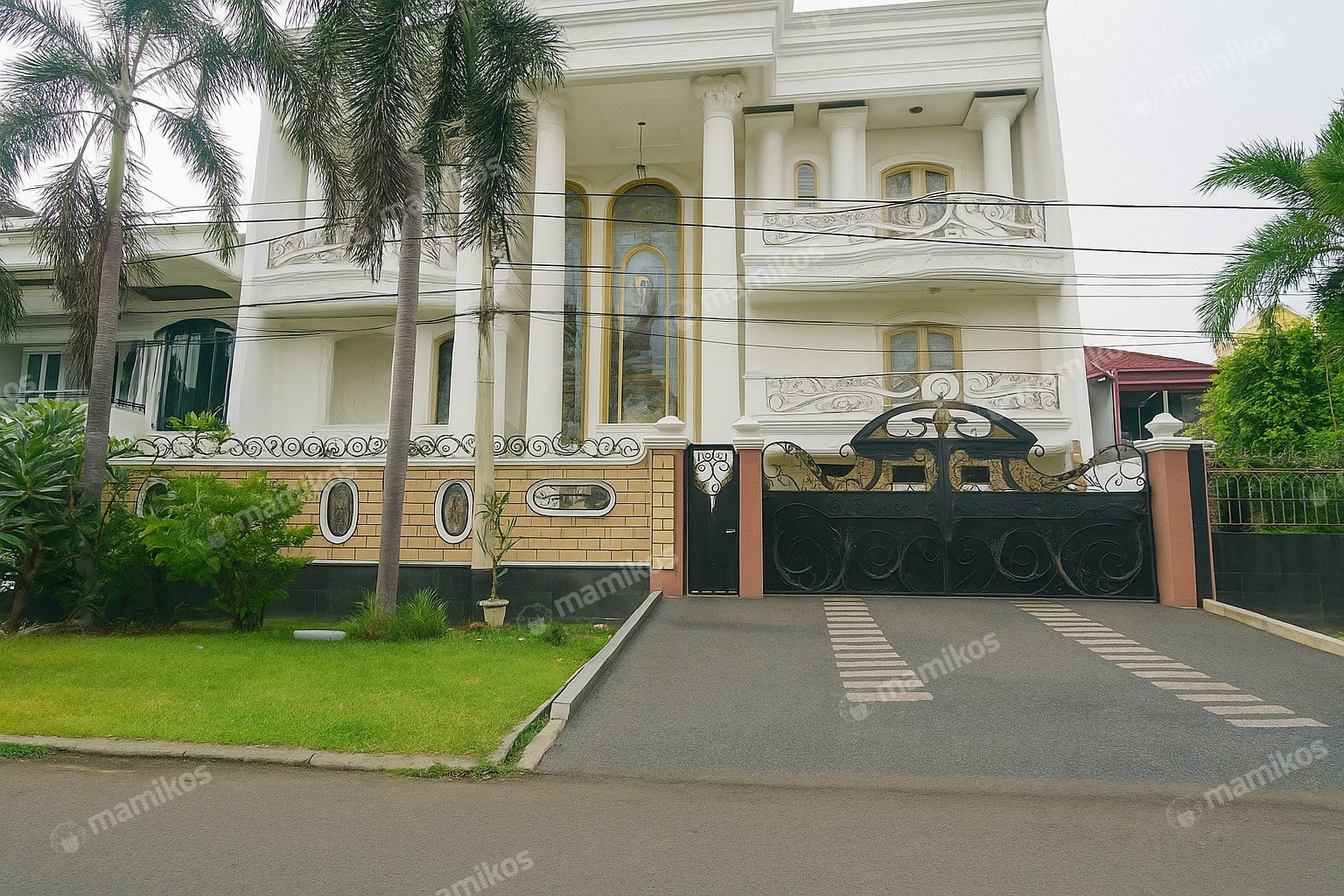 Rumah Sertifikat SHM 7 Kamar Tidur 8 Kamar Mandi Sunrise Garden Jakarta Barat