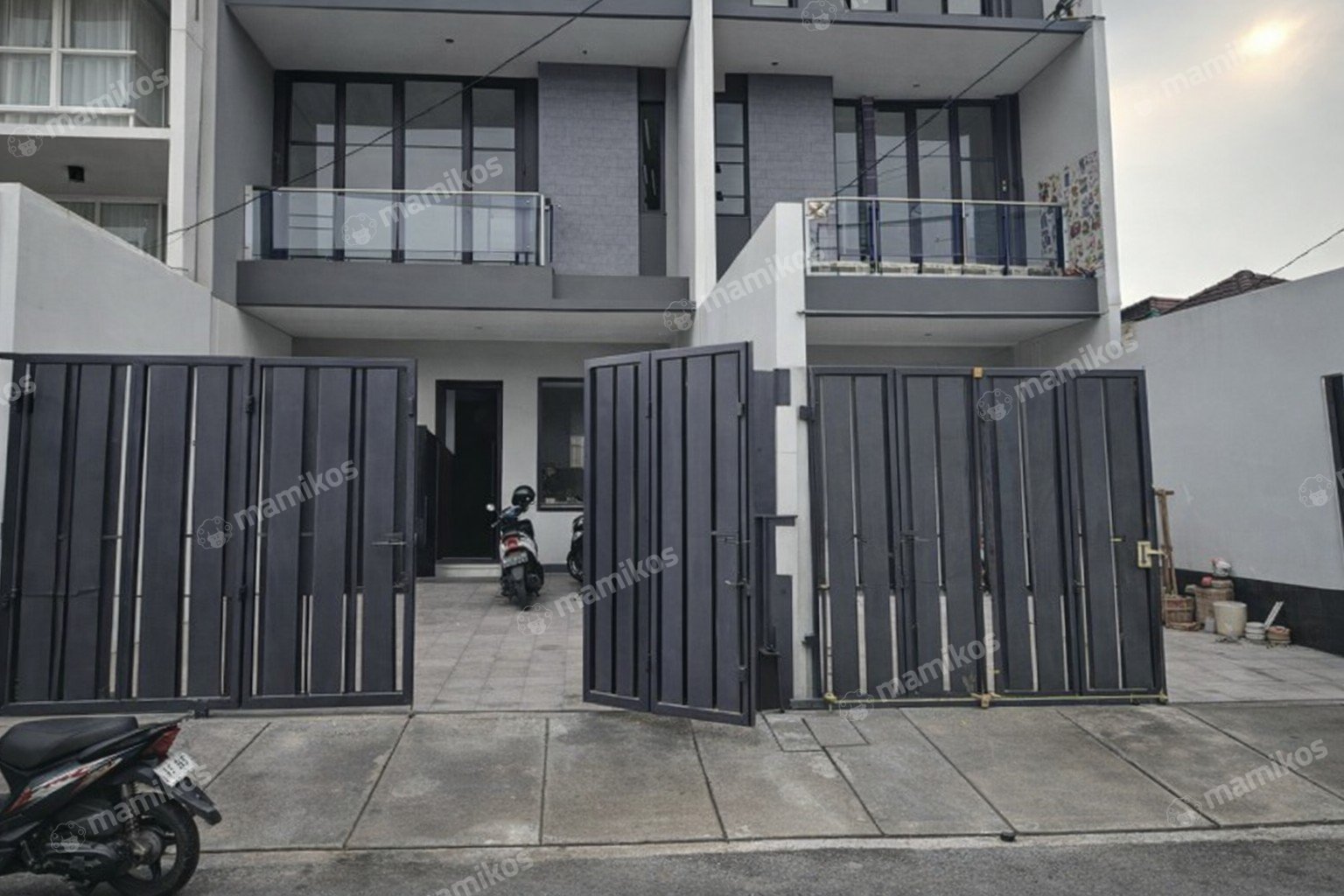 Rumah 4KT 4KM Sunrise Garden Jakarta Barat