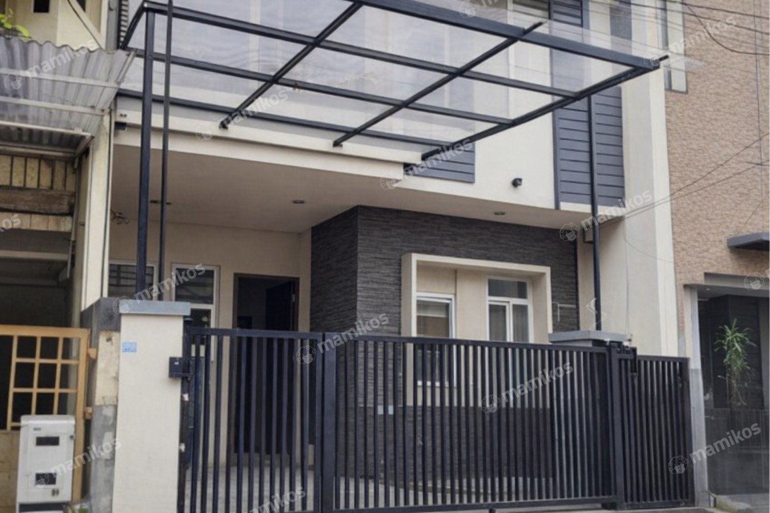 Rumah Sertifikat SHM 5 Kamar Tidur 5 Kamar Mandi Taman Ratu Jakarta Barat