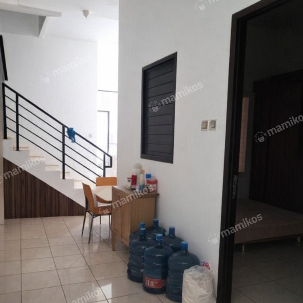 Rumah Sertifikat SHM 5 Kamar Tidur 5 Kamar Mandi Taman Ratu Jakarta Barat - Photo 2