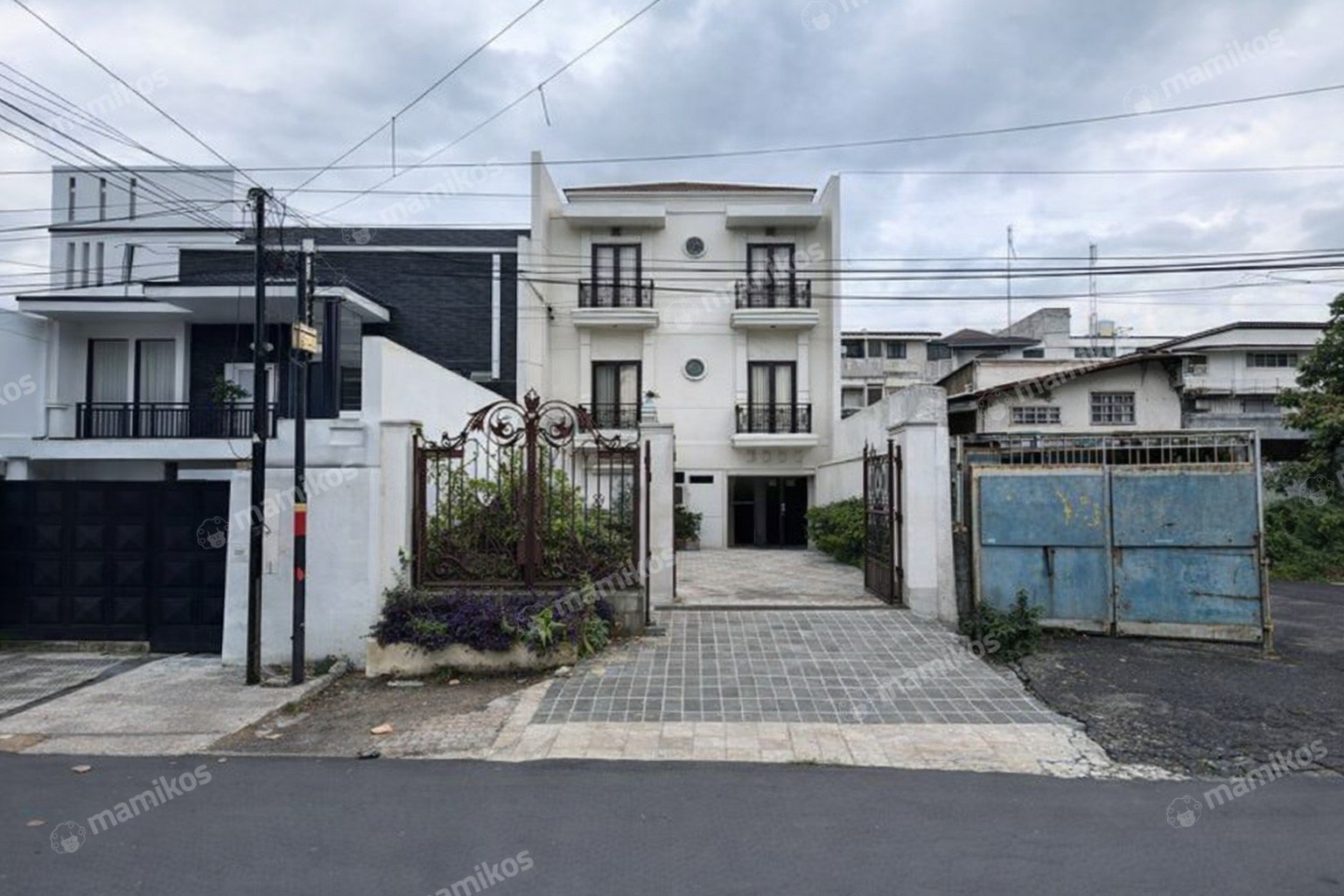 Rumah Sertifikat SHM 5 Kamar Tidur 6 Kamar Mandi Otista Jakarta Timur